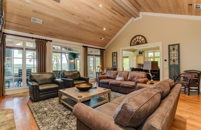 Sweeping mountain views and community amenities! - Chasing Chipmunks