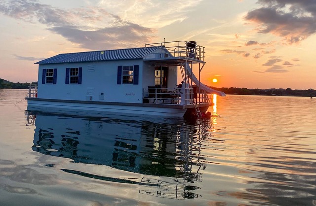 Sweet Abi Mae - Cruising houseboat in Knoxville TN