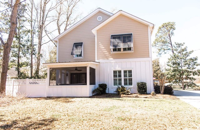 Sweet Caroline’s Inlet Cottage;Walk to Marshwalk! Porch,Grill,Cornhole,Foosball
