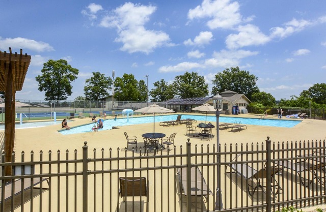 Sweet Clover - Indoor Pool - HOT TUB Area - Resort Style - Center of Branson!