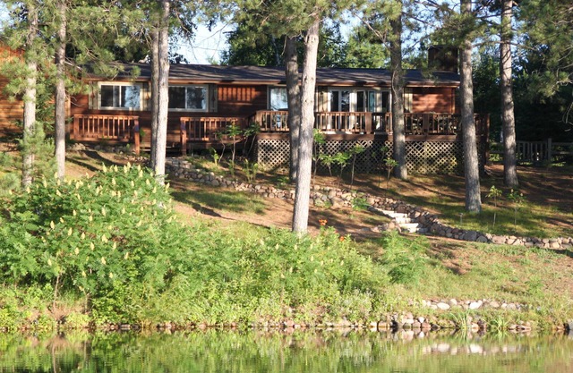 Sweet, Cozy Round Lake Retreat. Freshly Renovated. Tastefully Decorated.