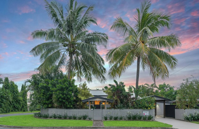 Sweet Creek Cottage, Palm Cove, 200m to Beach, Heated Pool, Pets