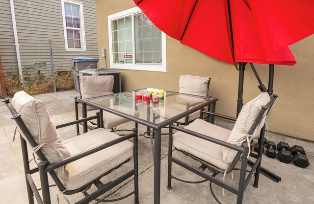 Sweet Downtown Loft 2BA AC Patio Parking