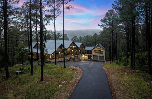 Sweet Harmony Lodge - Beautiful Grand Lodge on 9 Private Acres- Sleeps 26!