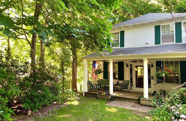 Sweet historic cottage on Cape Cod's north shore near beaches, pond, restaurants