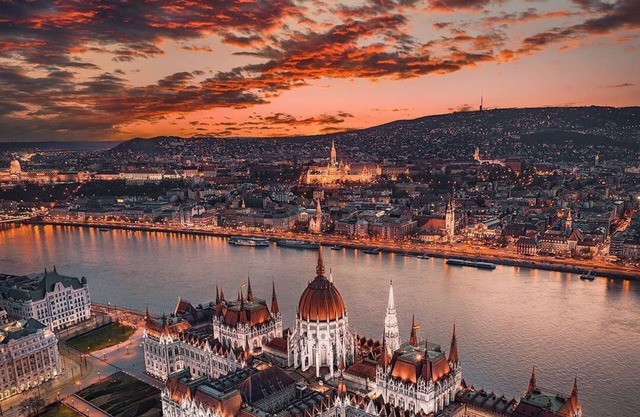 Sweet home in Budapest with view to the Buda hills and private parking