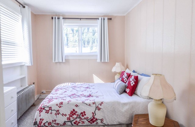 Sweet Little Apartment in Historical Downtown Seward