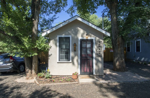 “SWEET ROSE” Cottage! Vintage Glam! GOG, Horses, Manitou!