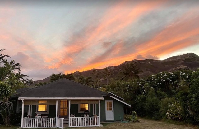 Sweet Vintage Hawaiian Cottage and Guest House! Great deal in beautiful Lanikai!