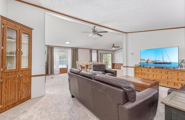 Sweetwater Hollow Getaway. Beautiful Lake front property.