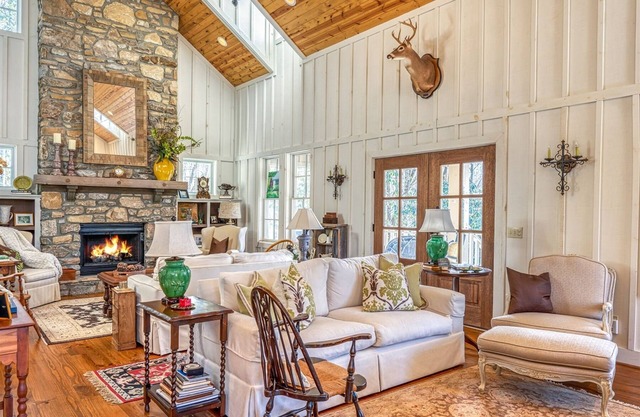 Sweetwood Cottage | Highly Desirable Walk To Town Location