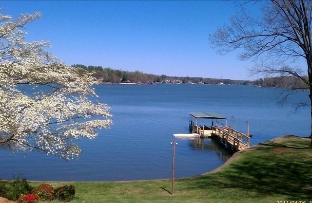 Swim, Boat, Jetski frm Private Cove into Lake Norman; Beautiful view Comfy House