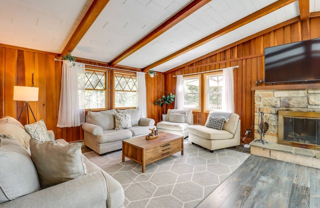 Swim Dock & Game Room: Lakefront Poconos Cabin!