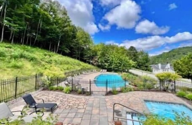 Swimming Pool, Spa - Condo Mont Tremblant 2