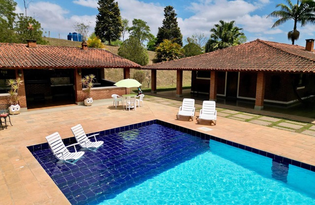 Swimming pool with beach, 5 bedrooms, fireplace, bonfire, 120km from SP. Monte Verde 50km away