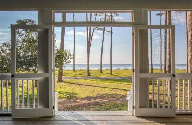 Sycamore Cottage: Elegant Oceanfront Retreat