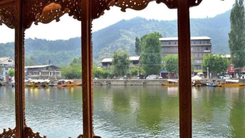 T heritage houseboat
