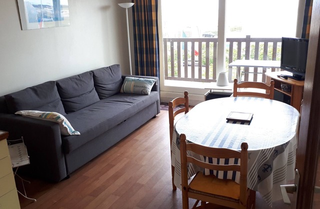 T1 apartment facing the sea, nearby beach (50m)