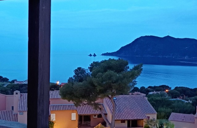 T2 +cabin. Quiet, secure, splendid sea view, parking, 2 swimming pools, 3 tennis courts.