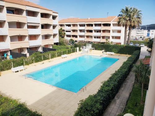 T2 climatisé dans résidence avec piscine, tout à pied