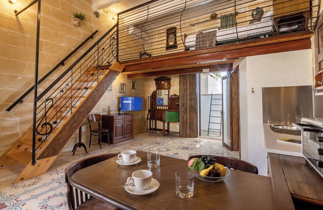 Ta'Battista Guesthouse with pool-apart 7, IX-XEWKIJA, GĦAWDEX, Malta