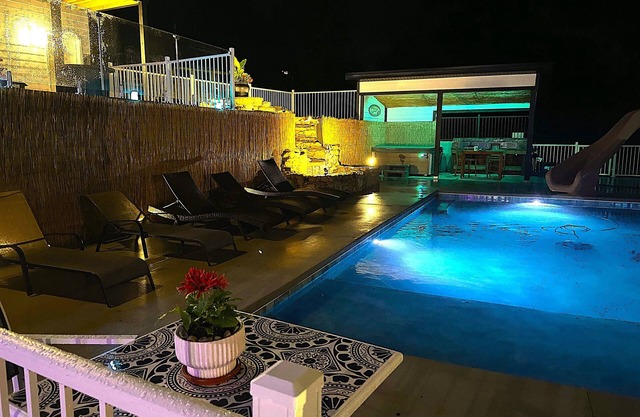 Table Rock Lake Mega-Villa: Sleeps 29, Private Pool & Hot Tub, 3 mins to SDC!