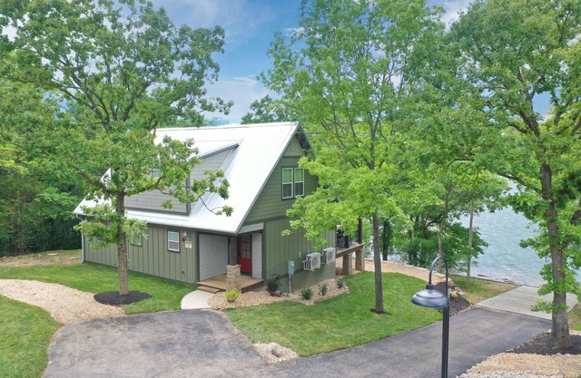 Table Rock Lake WATER FRONT Oasis Retreat, Sleeps 10!