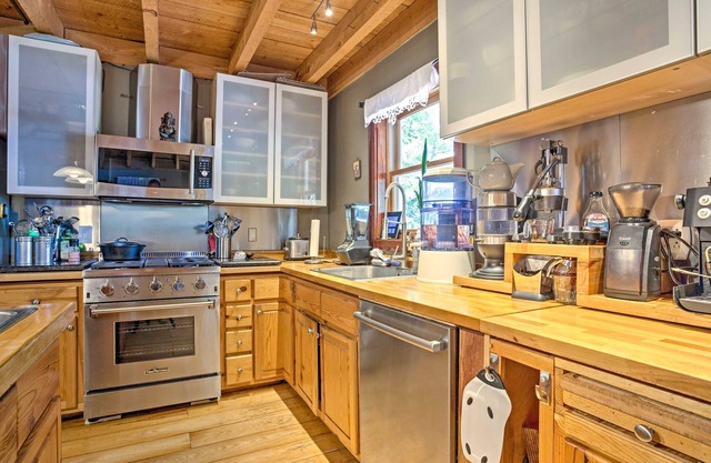 Table Rock Retreat - Spacious Private Pool Home In The Mountains by RedAwning
