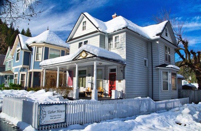 Tabor House All Season Vacation Rental LLC/Perfect for Families, Pets Welcome