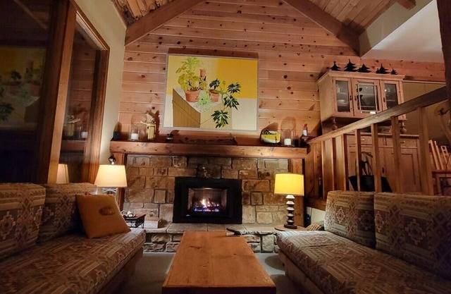 Tahoe charm - short distance from skiing and Lake Tahoe!