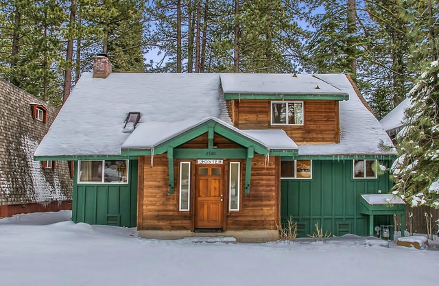 Tahoe Park 4 BR 3 BA, lakeside of highway, hot tub, dog ok, NO SKI LEASE