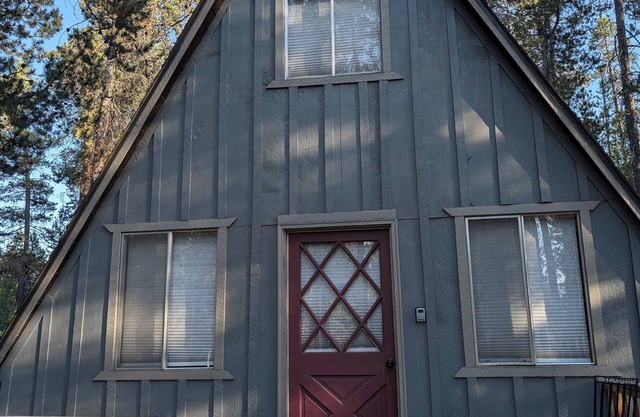 Tall Pines Guest House between Sunriver and La Pine (Pet friendly) A-frame Cabin