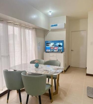 Tan condo city view 01