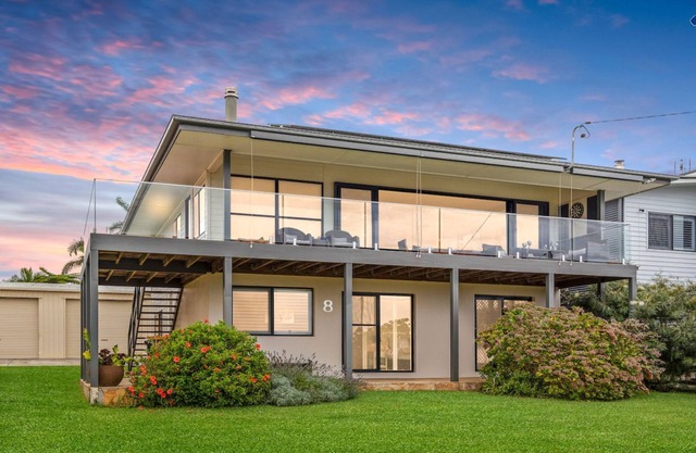 Tanapaser – spacious centrally located home with fireplace