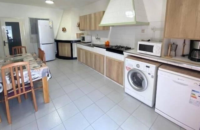 TARRAGONA Attached house with 4 bedrooms on the center of Roses
