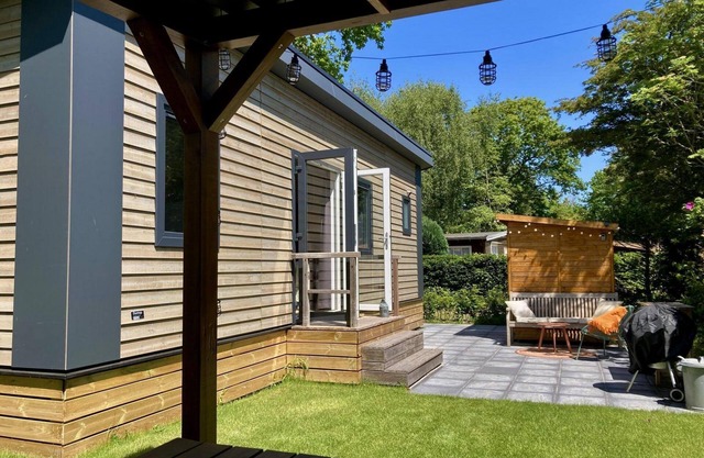 Tastefully furnished, cosy and modern 4-person chalet with 2 bedrooms. Lovely garden with terrace, veranda and lawn. Free WiFi.