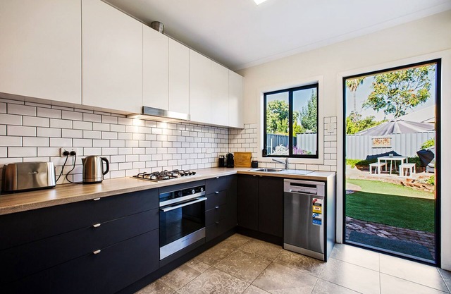 Tastefully renovated, pet friendly, city fringe GEM!