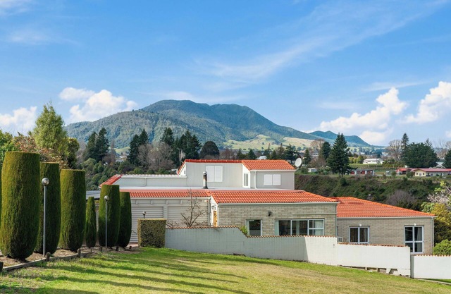 Tauhara Views - Lake Taupo Holiday Home