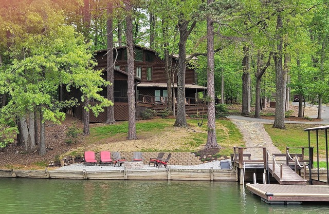 Taylor Made for the Lake! With optional pontoon rental