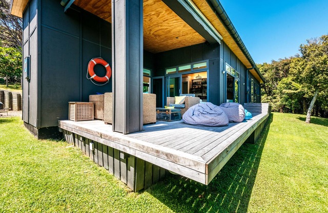Te Kohanga (The Nest) with spa and car*