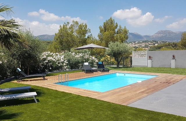 TEN MINUTES FROM THE SEASIDE, AIR-CONDITIONED VILLA FOR 6 PEOPLE WITH SWIMMING POOL.