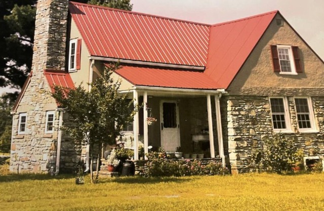 Tennessee Historical home with modern amenities on the Cumberland Plateau.