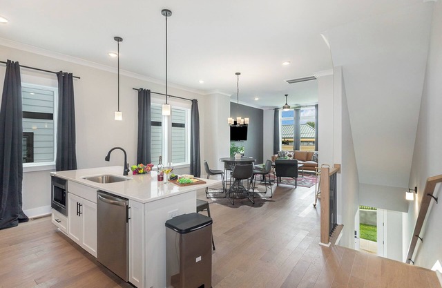Tennessee Two Step - With 2 car garage and rooftop patio - 10 min to Broadway!