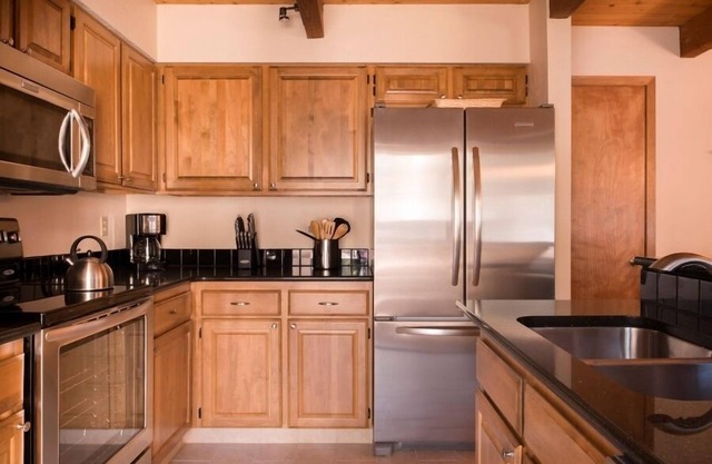 Tennis Village Escape with BBQ, Private Sauna & A/C