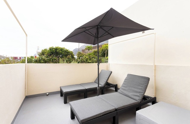 TenoHomes Cozy Family Home with Solarium & Terrace