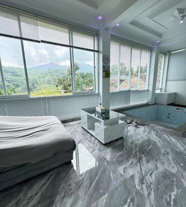 Teras Luhur Villa dengan Jacuzzi