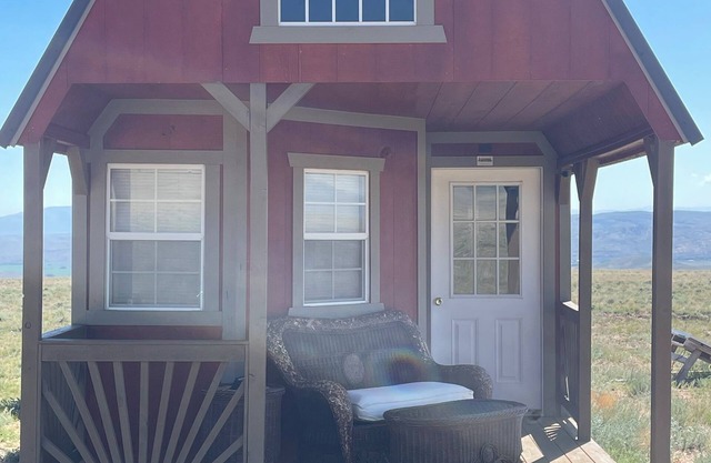 Terrific 1-bedroom off grid cabin in Belfry with Mountain View