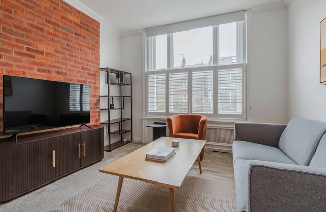 Terrific Kensington 1BR, 2 min to Tube, near Shops & Park, by Blueground