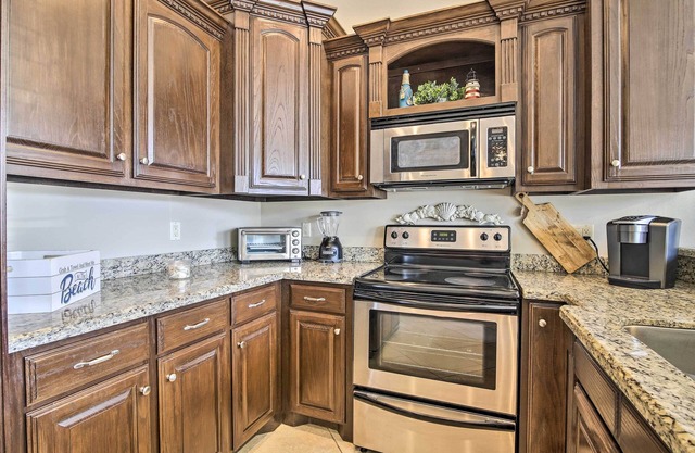 Texas Condo w/Outdoor Pools - Walk to Beach!