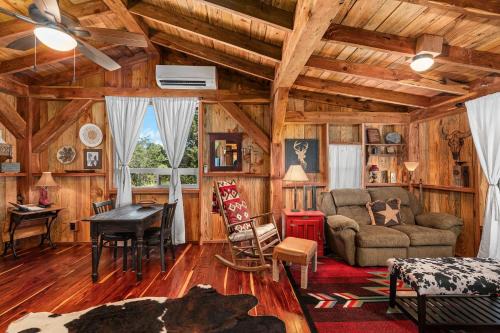 Texas Saw Mill Cabin - Hot Tub & 10 Mins to Main St